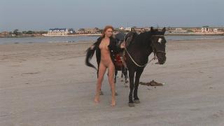 Лидия А гуляет со своим конем
